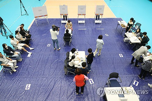제21대 대통령 선거일인 3일 대구 수성구 대구여고 체육관에 마련된 범어1동 제2투표소에서 투표가 이뤄지고 있다.   [연합뉴스]